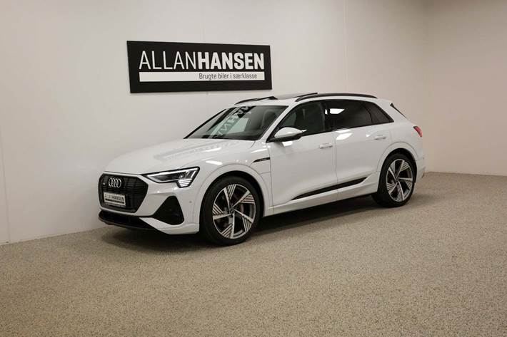 Sort Audi e-tron fra 2021 set udefra