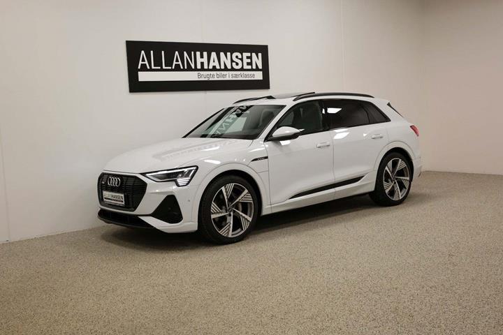 Hvid Audi e-tron fra 2021 set udefra