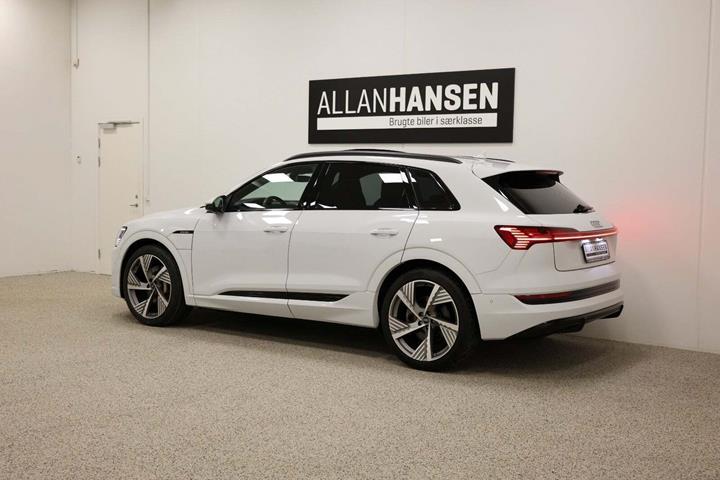 Hvid Audi e-tron fra 2021