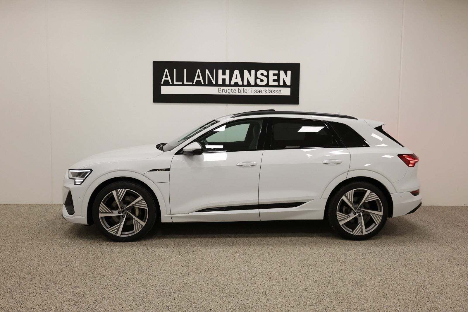 Hvid Audi e-tron fra 2021