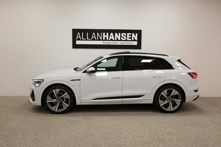 Hvid Audi e-tron fra 2021