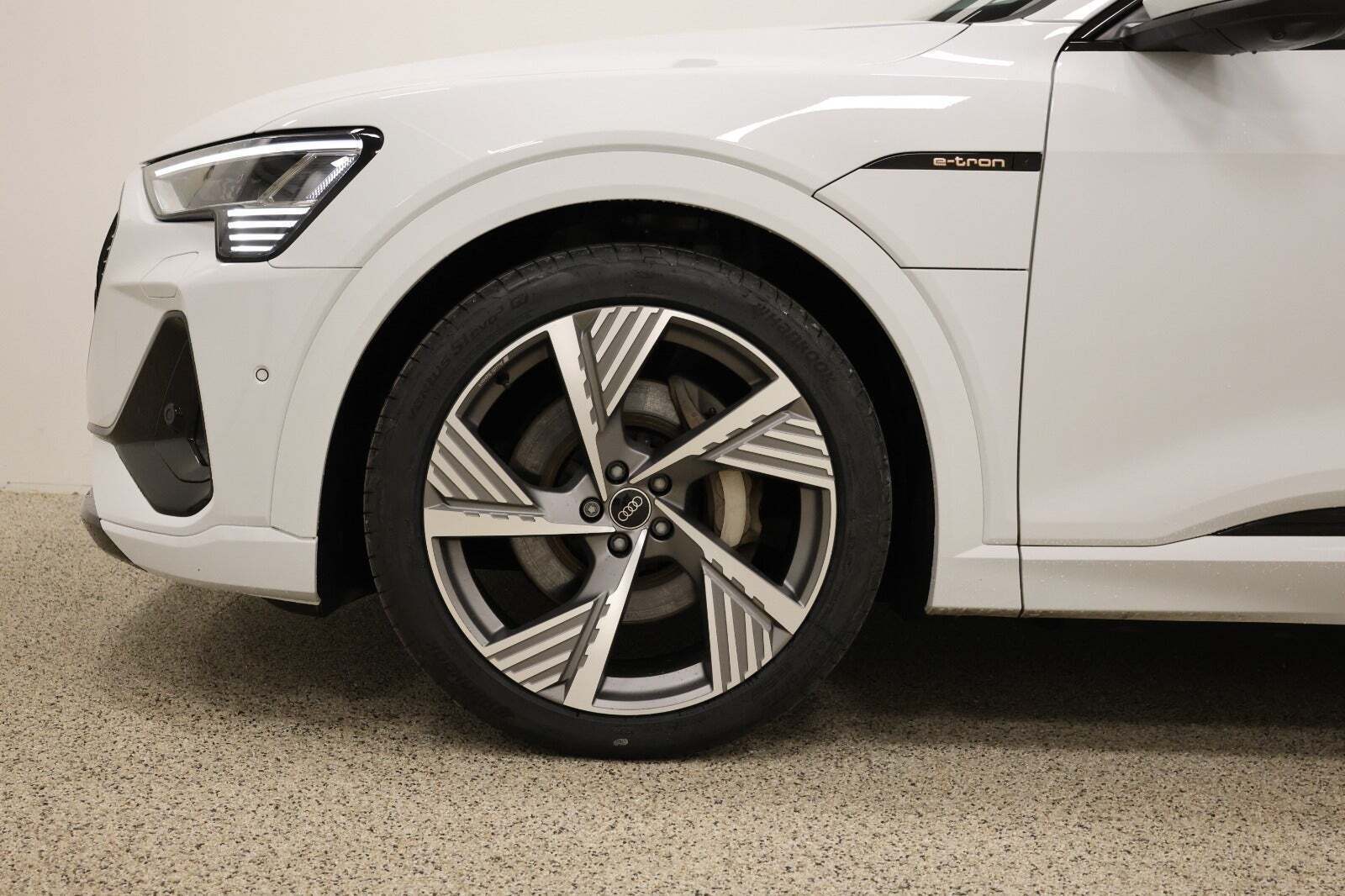 Hvid Audi e-tron fra 2021