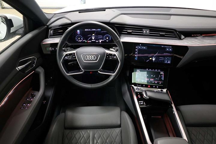 Hvid Audi e-tron fra 2021