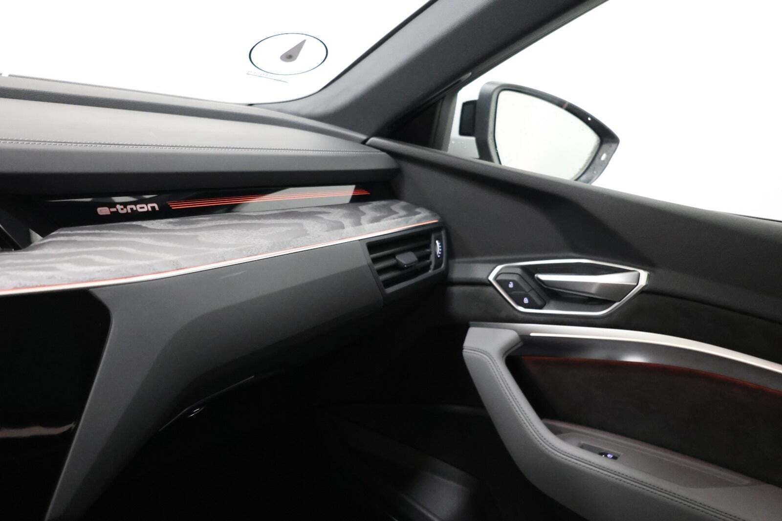 Hvid Audi e-tron fra 2021