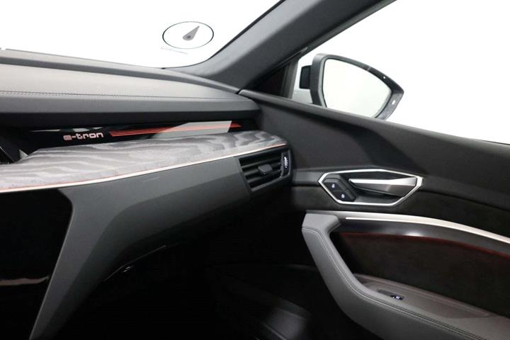 Hvid Audi e-tron fra 2021