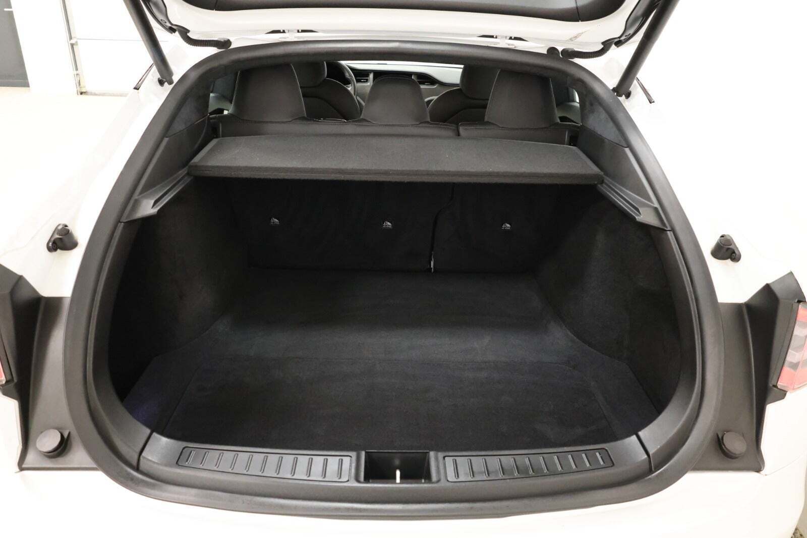 Hvid Tesla Model S fra 2020