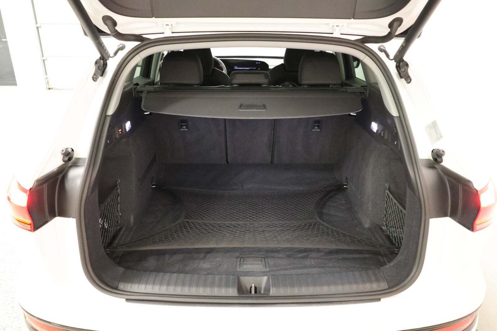 Hvid Audi Q6 e-tron fra 2025