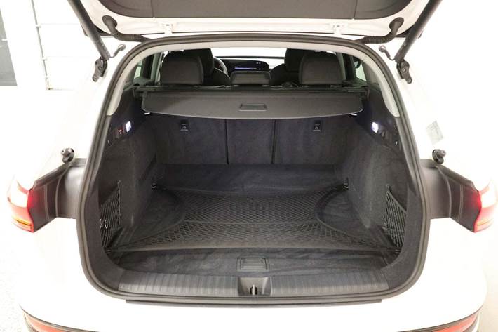 Hvid Audi Q6 e-tron fra 2025