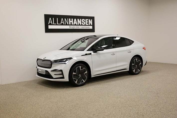 Hvid Skoda Enyaq fra 2025 set udefra