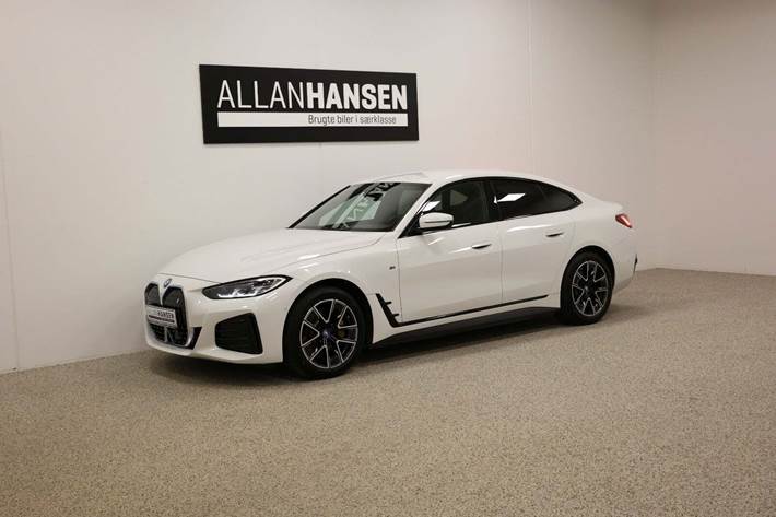 Hvid BMW i4 fra 2022 set udefra