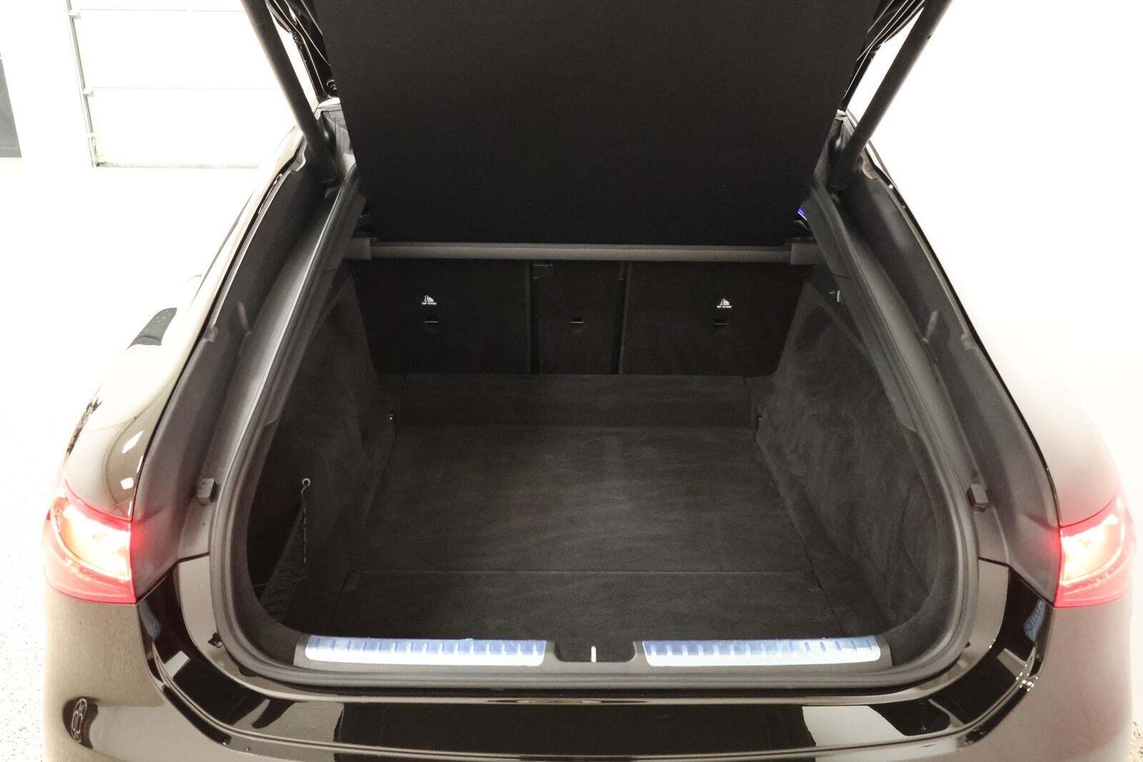 Rød Mercedes EQS450+ fra 2022