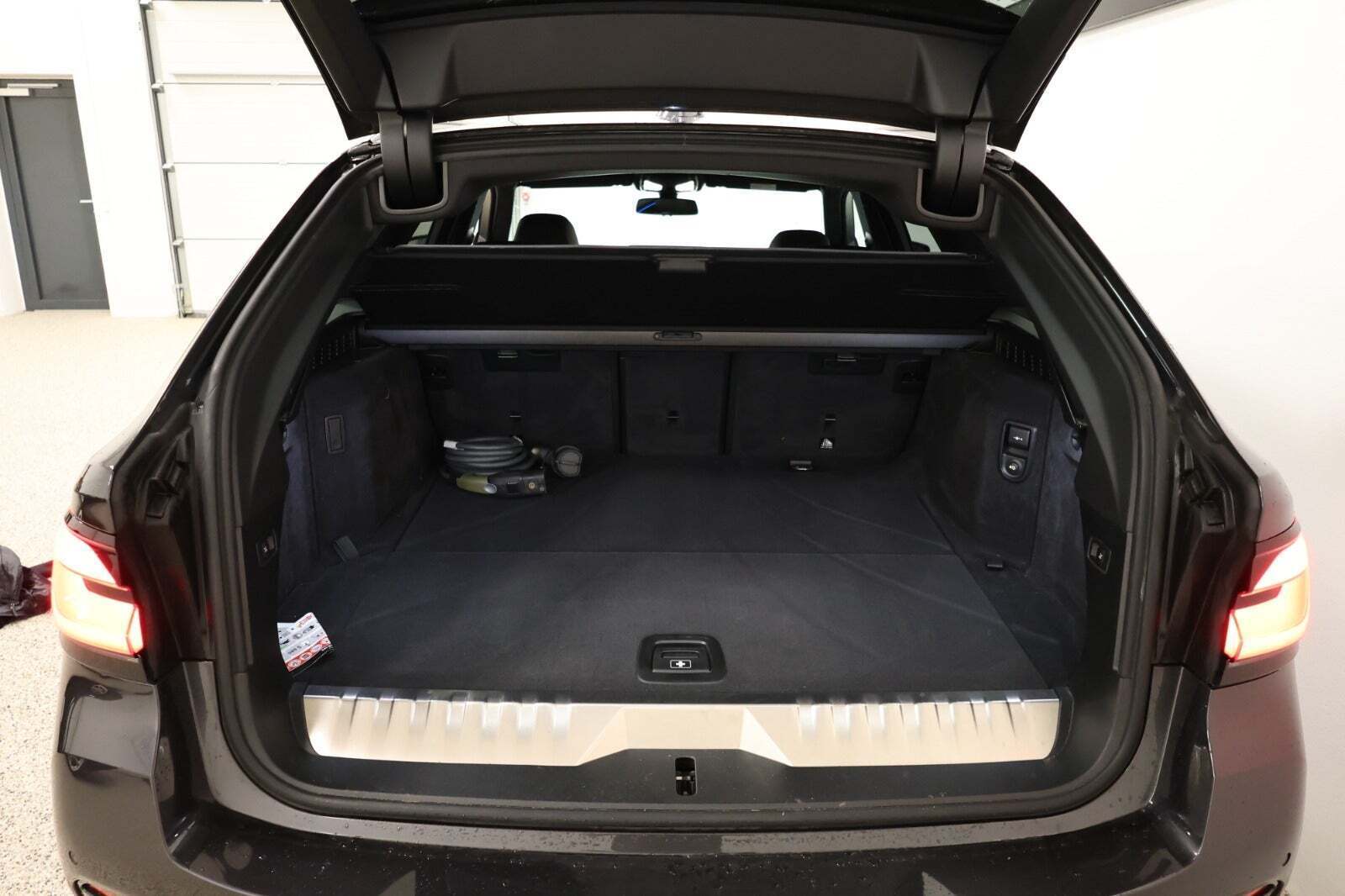 Grå BMW 530e fra 2022