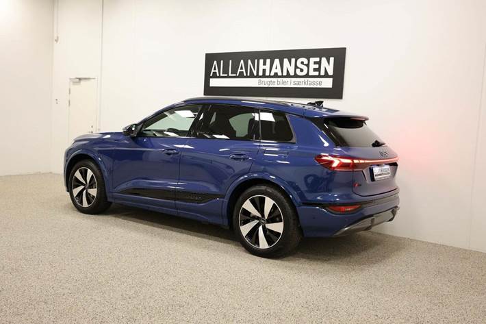 Blå Audi Q6 e-tron fra 2025