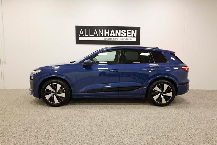 Blå Audi Q6 e-tron fra 2025