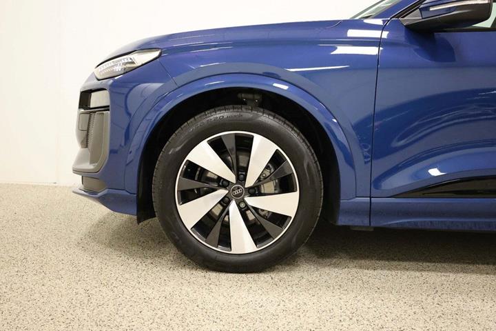 Blå Audi Q6 e-tron fra 2025