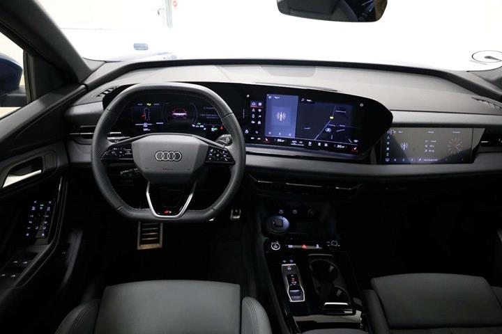 Blå Audi Q6 e-tron fra 2025
