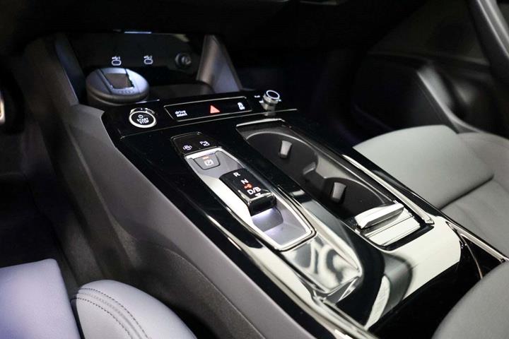 Blå Audi Q6 e-tron fra 2025