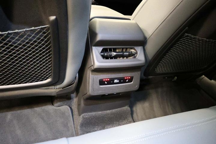 Blå Audi Q6 e-tron fra 2025