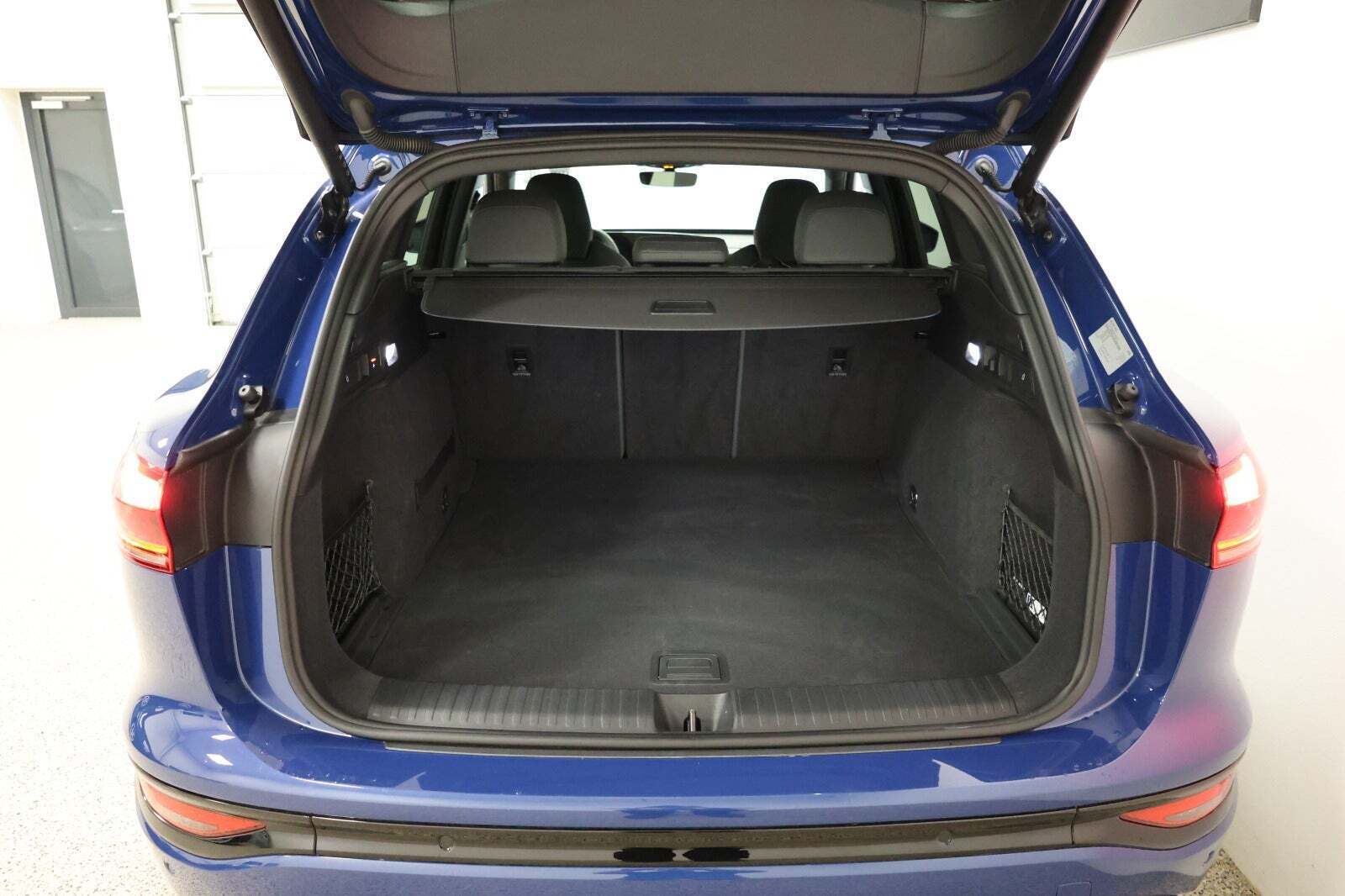 Blå Audi Q6 e-tron fra 2025