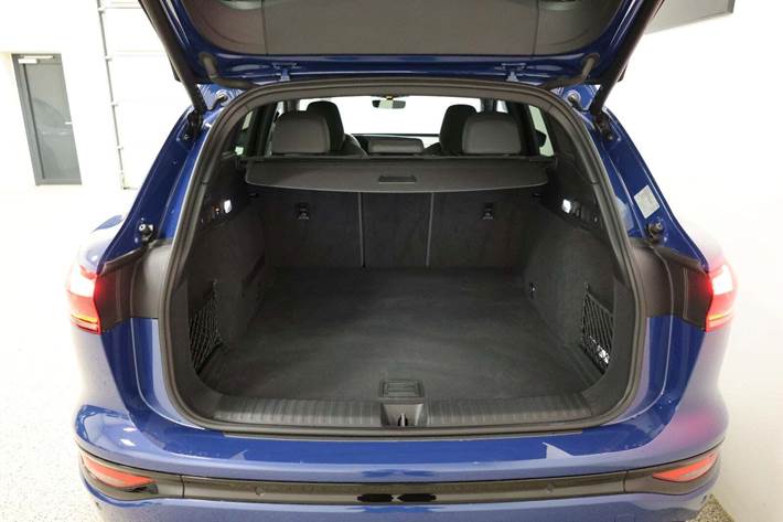 Blå Audi Q6 e-tron fra 2025