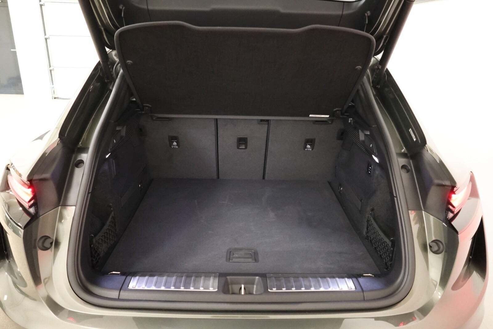 Grøn Porsche Macan Turbo fra 2024