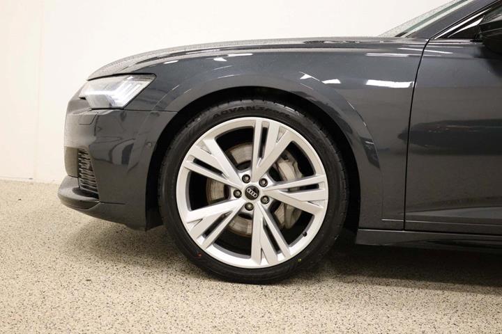 Grå Audi A6 Allroad fra 2022 set udefra