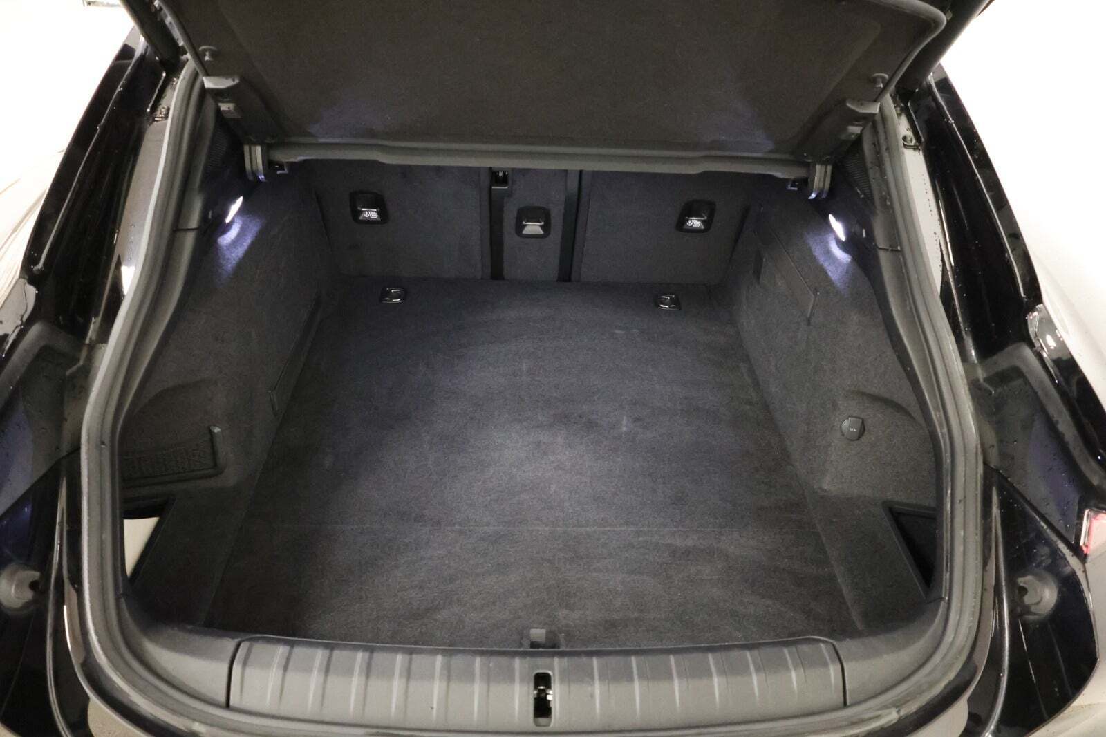 Sort Porsche Taycan fra 2024