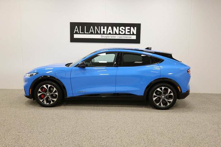 Blå Ford Mustang Mach-E fra 2023
