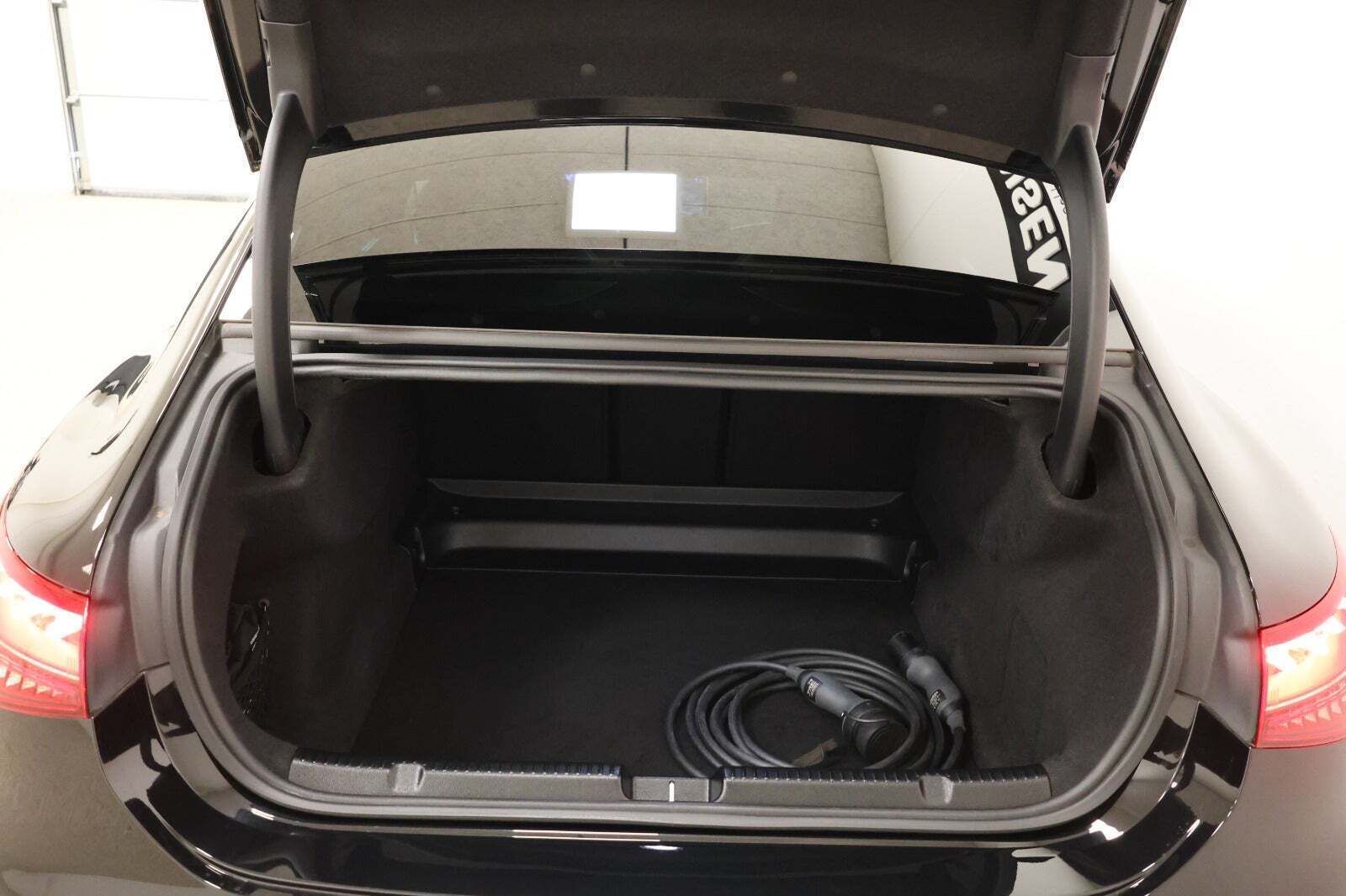 Sort Mercedes EQE350 fra 2023