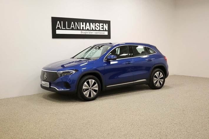 Blå Mercedes EQA250 fra 2024 set udefra