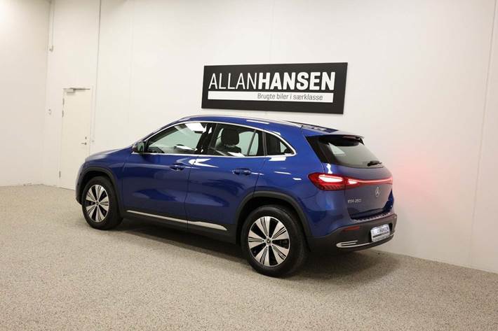 Blå Mercedes EQA250 fra 2024