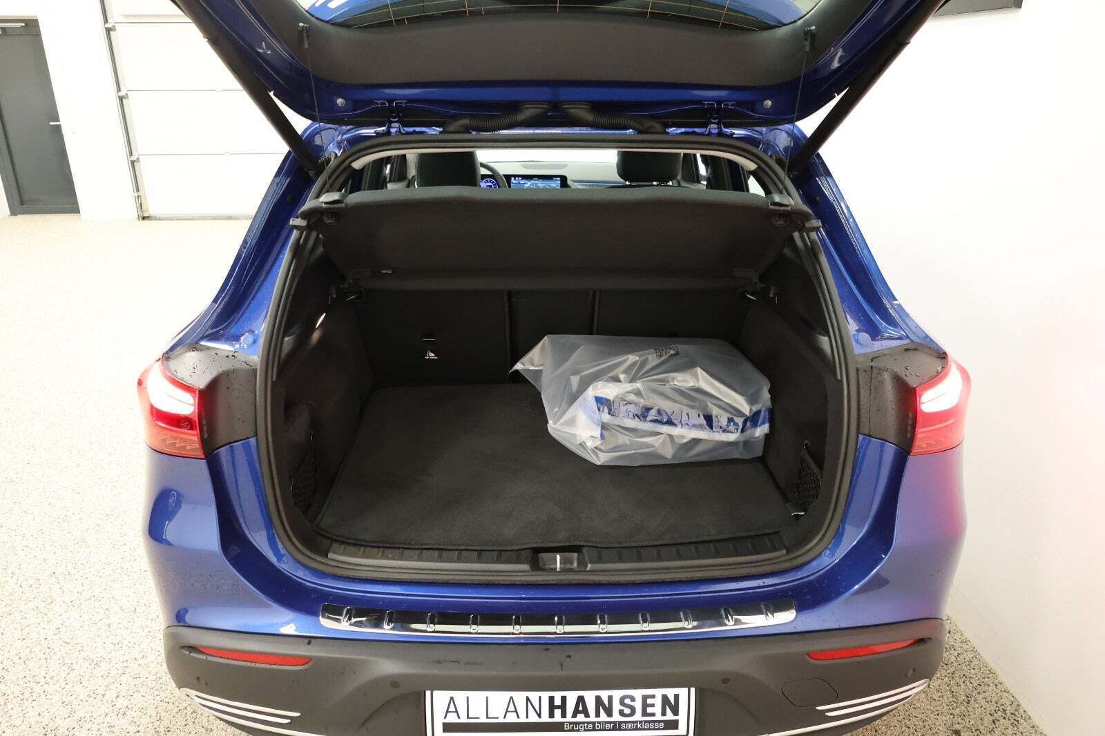 Blå Mercedes EQA250 fra 2024