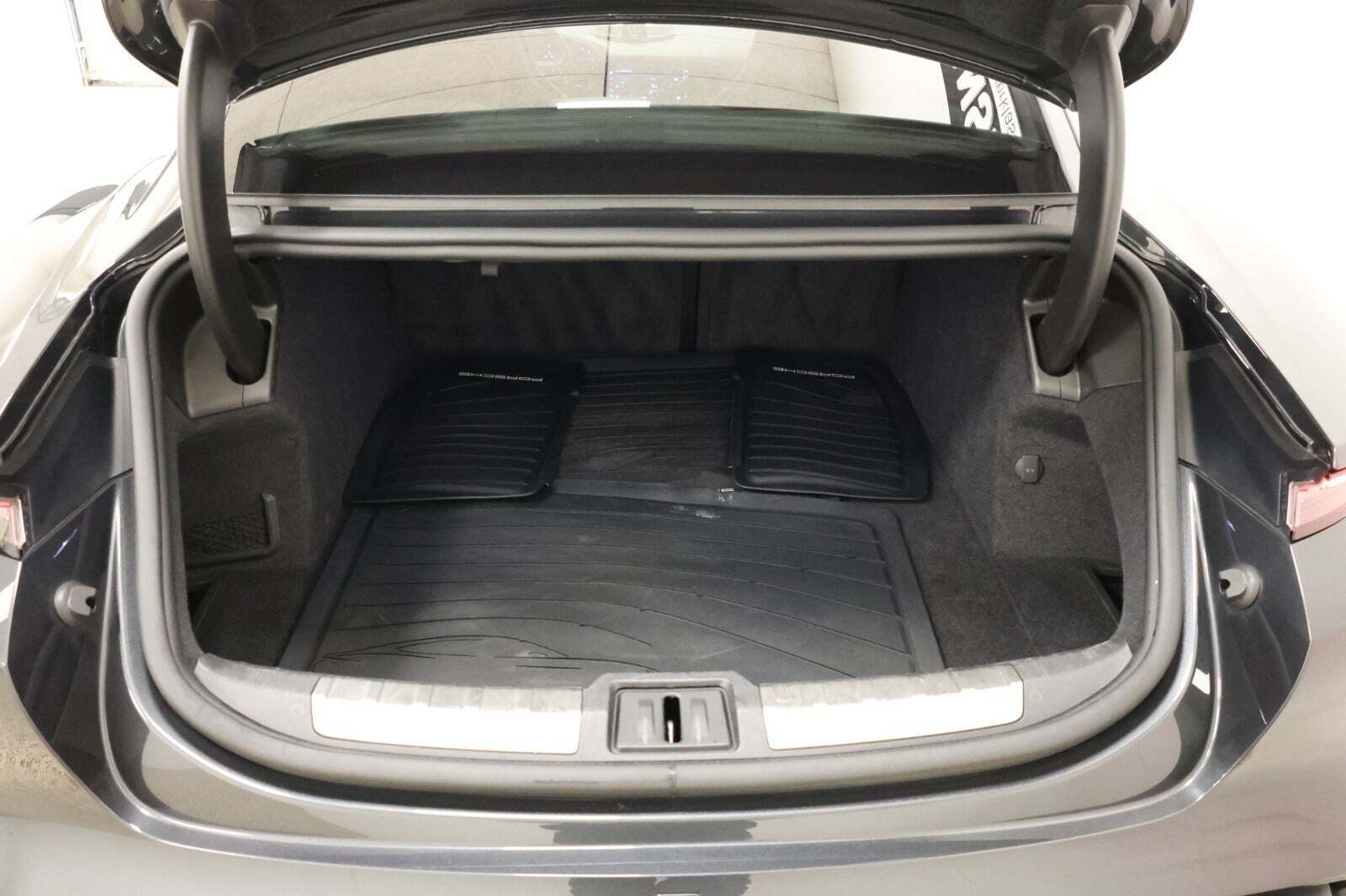 Grå Porsche Taycan Turbo fra 2020