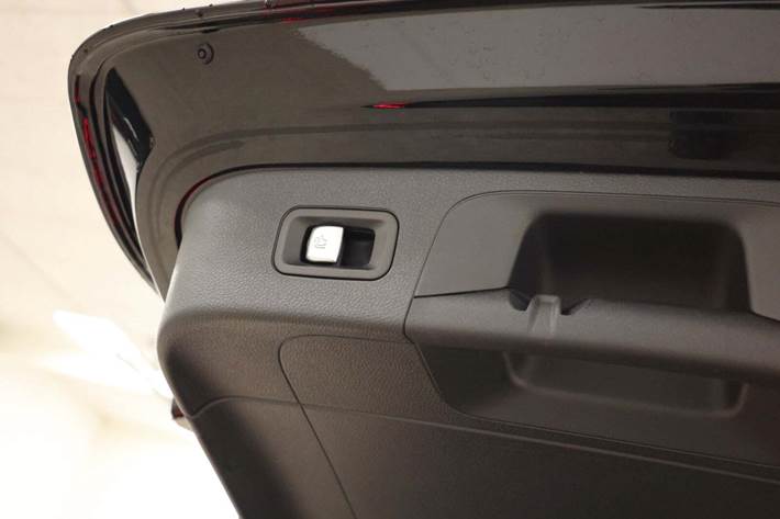 Sort Mercedes EQC400 fra 2023