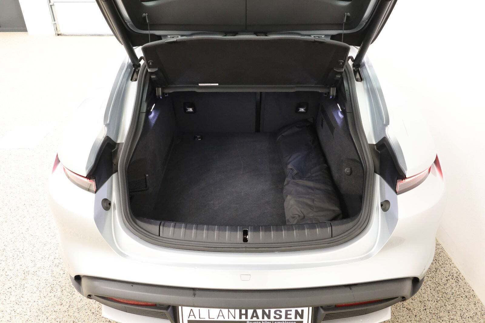 Sølv Porsche Taycan 4 fra 2022