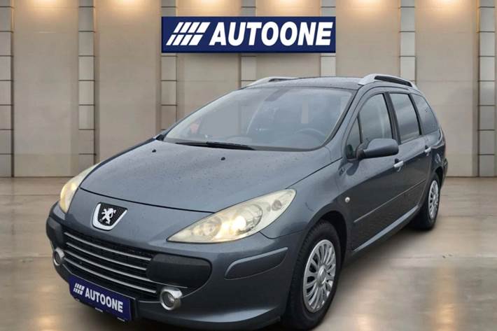 Grå Peugeot 307 fra 2007 set udefra