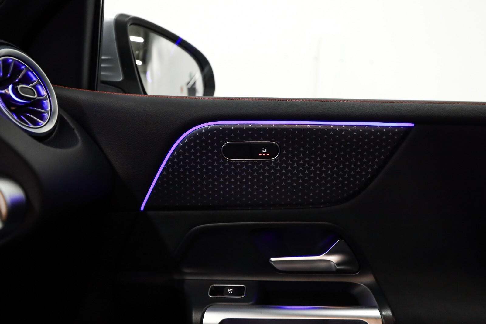 Sølv Mercedes EQB250+ fra 2024