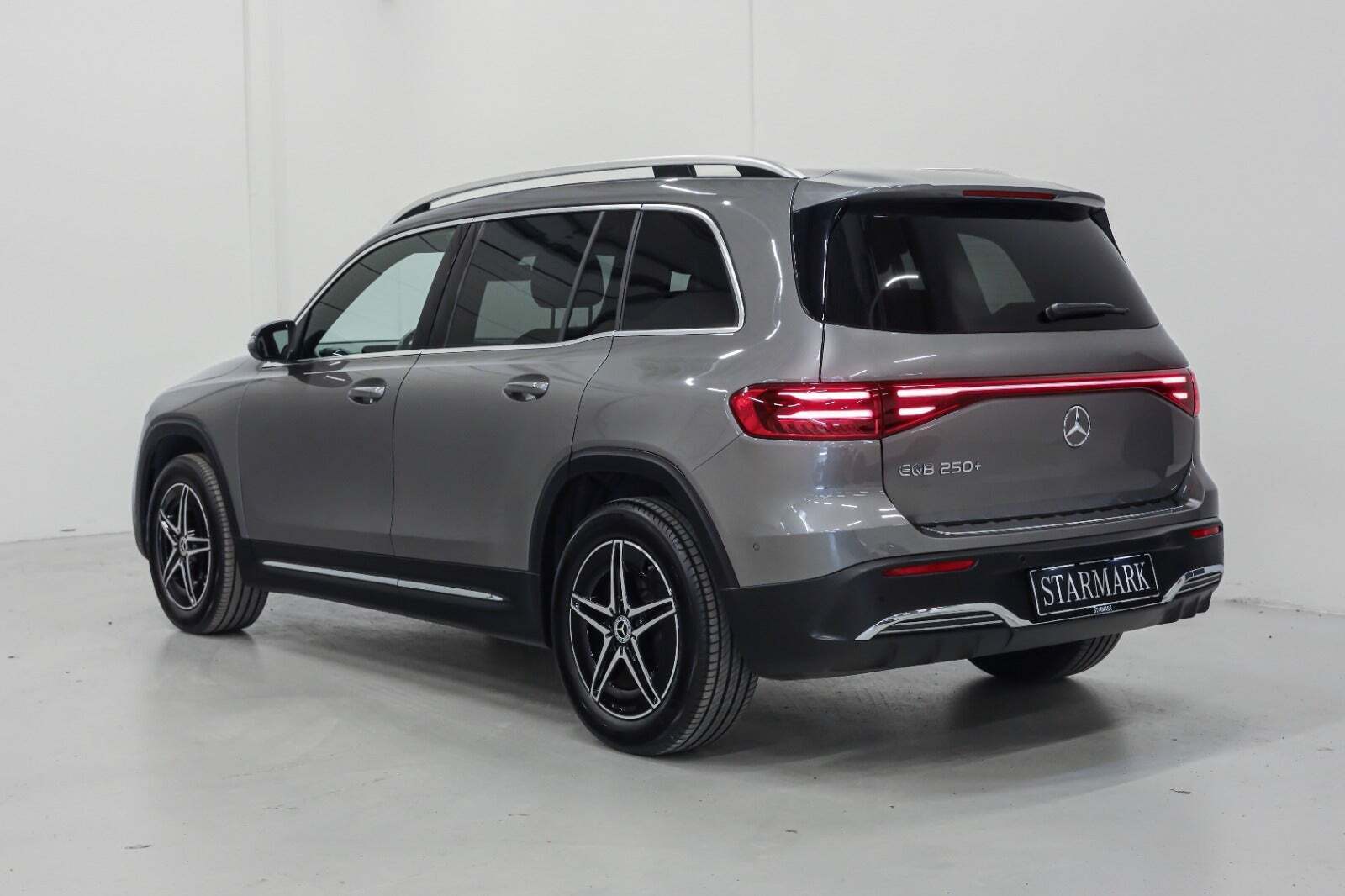Grå Mercedes EQB250+ fra 2024