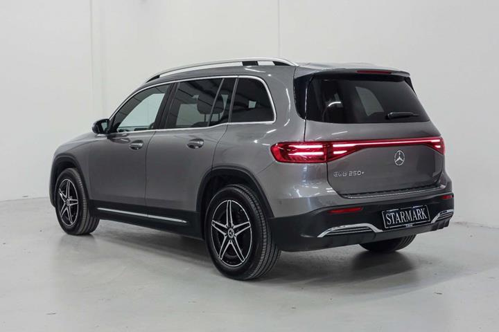 Grå Mercedes EQB250+ fra 2024
