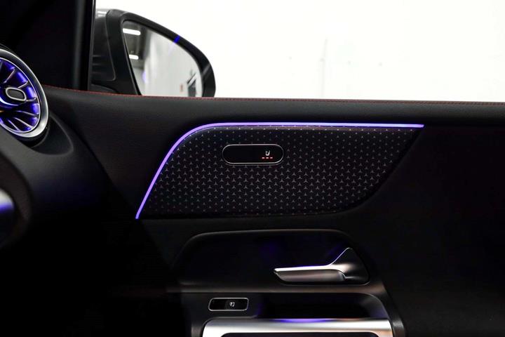 Grå Mercedes EQB250+ fra 2024