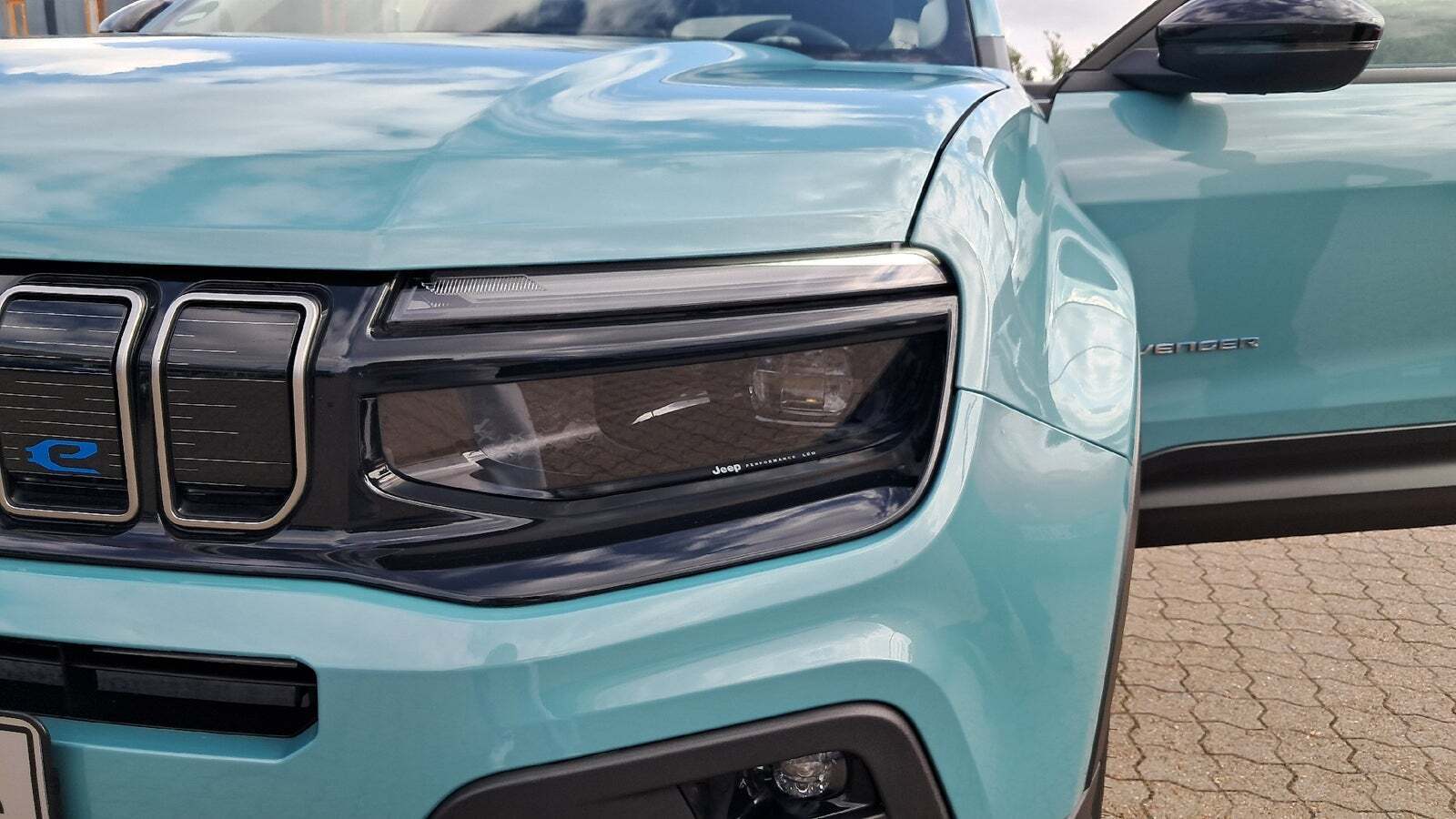 Turquoise Jeep Avenger fra 2023
