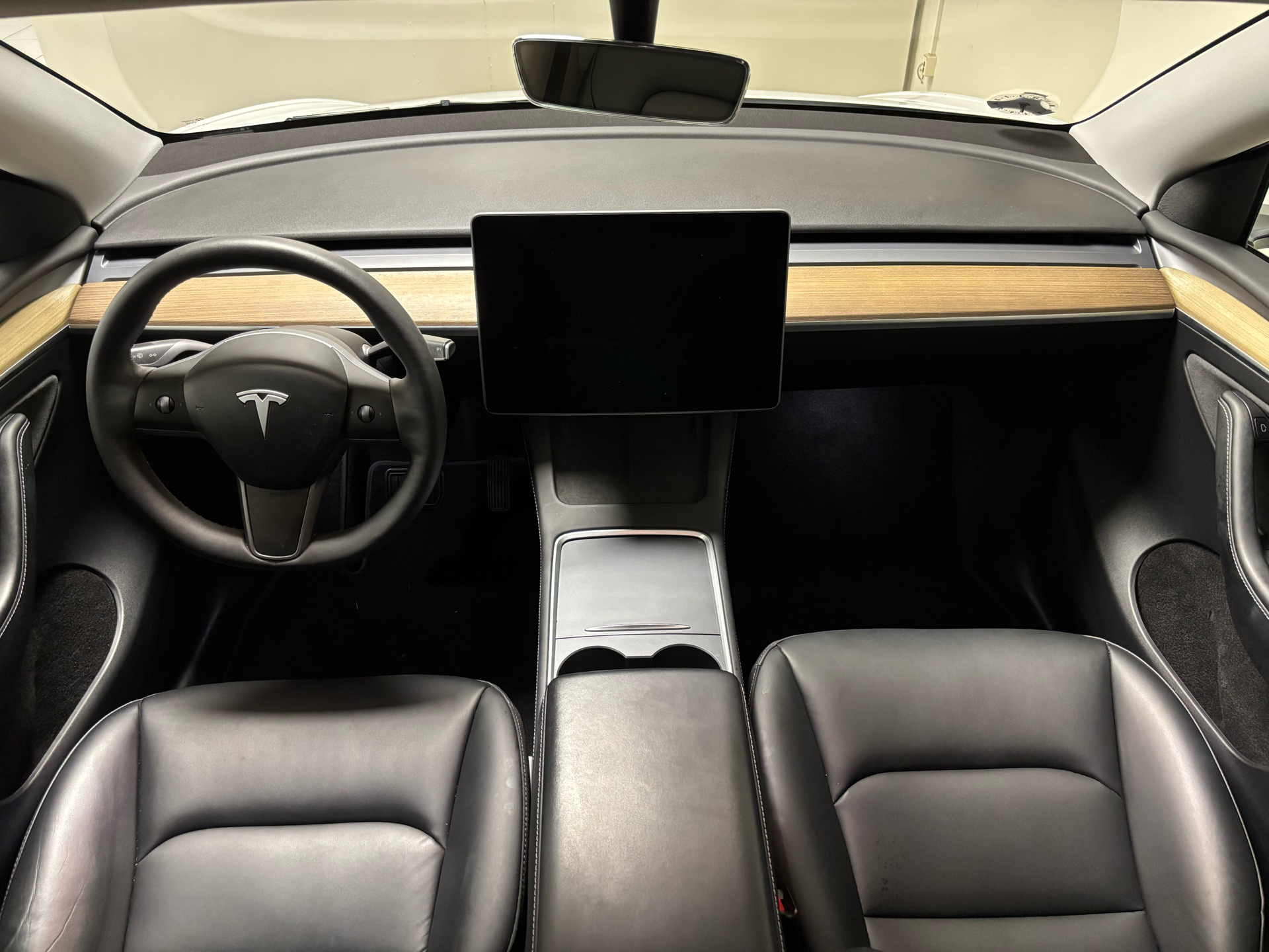Hvid Tesla Model Y fra 2023