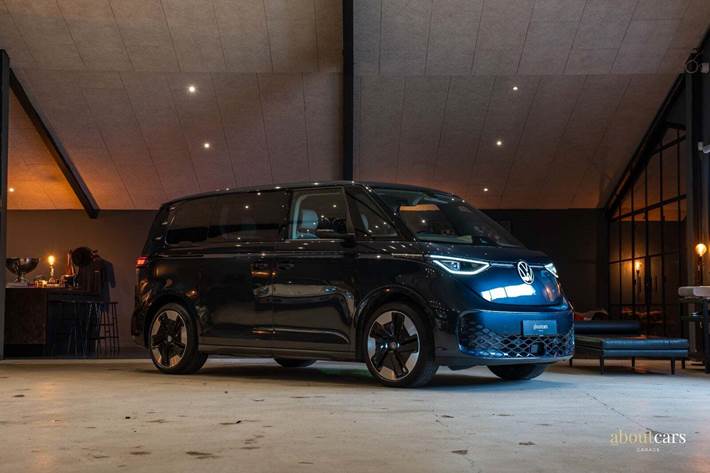 Blå VW ID.Buzz fra 2024 set udefra
