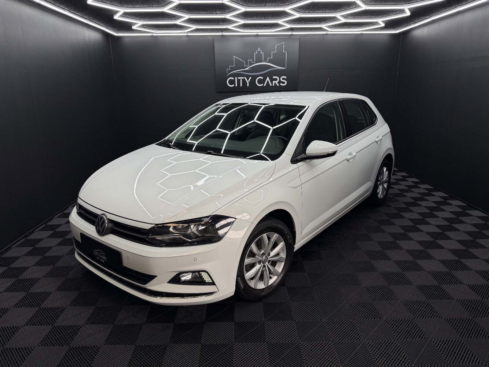 Hvid VW Polo fra 2018 set udefra