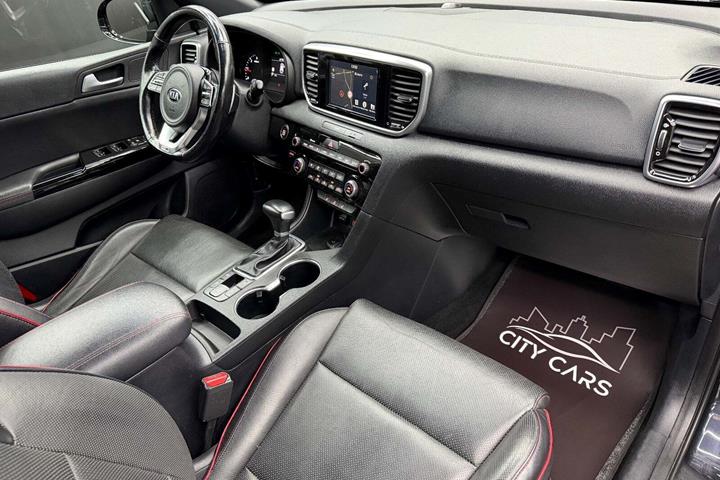 Sort Kia Sportage fra 2019 set indefra