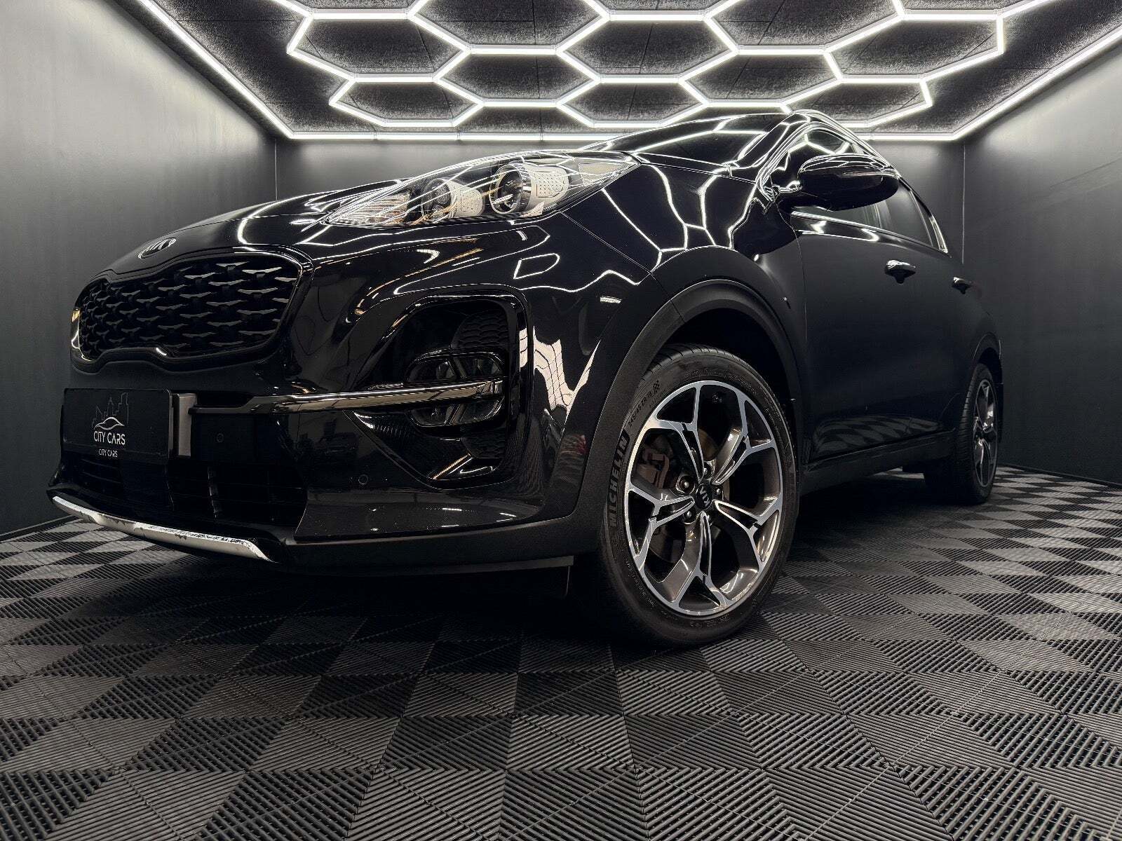 Sort Kia Sportage fra 2019 set udefra