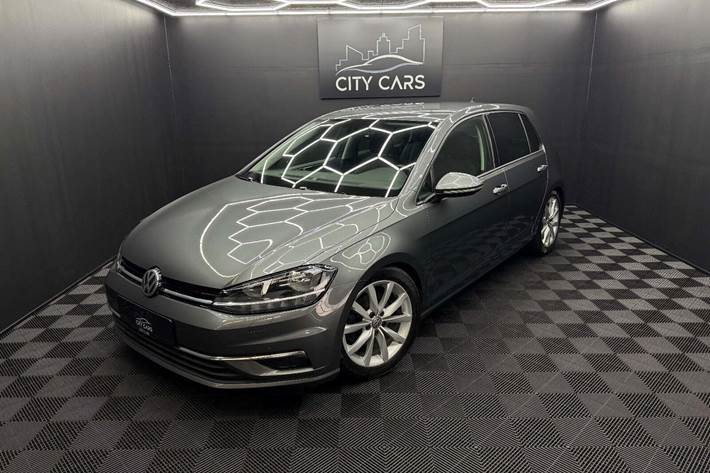 Grå VW Golf VII fra 2018 set udefra