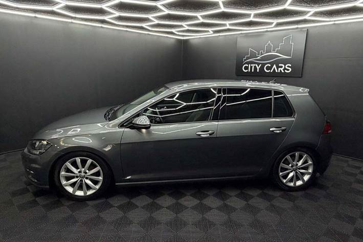 Grå VW Golf VII fra 2018