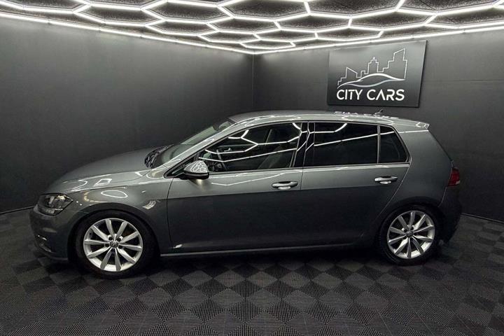 Grå VW Golf VII fra 2018
