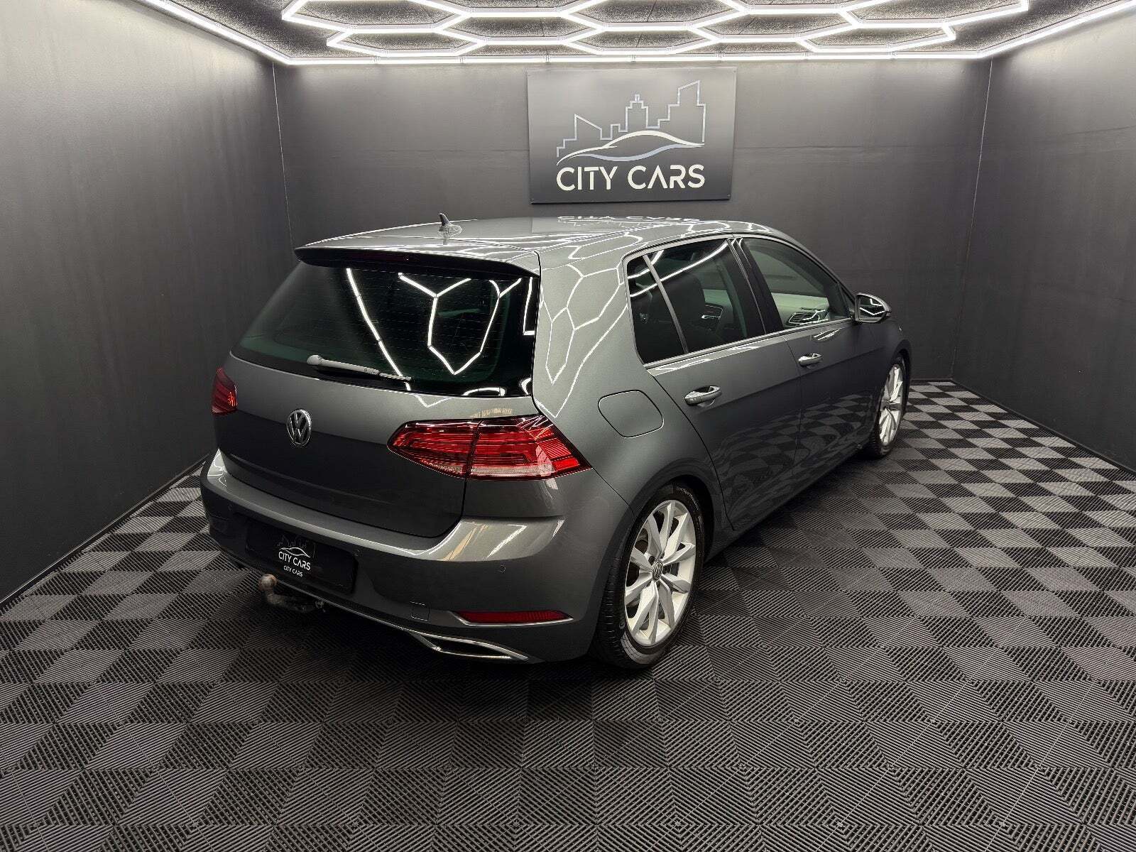 Grå VW Golf VII fra 2018